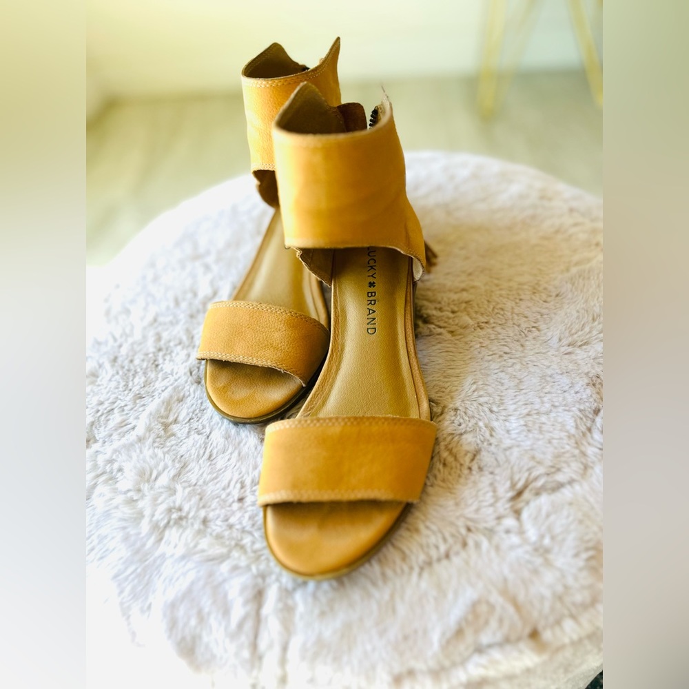Soft beautiful leather Lucky Brand sandals!